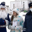 Полицейские Дед Мороз и Снегурочка вышли на дороги Братска и заглянули к семьям с детьми - Братская Студия Телевидения