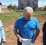 Люди обсуждают план строительства на свежем воздухе. - Bratsk.Irk.Today