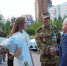 Группа людей приветствует военного - Bratsk.Irk.Today