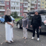 Три человека разговаривают на парковке у дома - Bratsk.Irk.Today