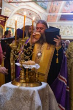 Епископ Константин совершил Всенощное бдение с пением Акафиста святителю Иннокентию Иркутскому в Знаменском соборе города Иркутска
