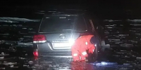 В районе неоткрытой переправы на Ольхон провалились ещё два автомобиля - Братская Студия Телевидения